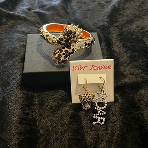 NWT Betsey Johnson Roar earrings with Leopard crystals